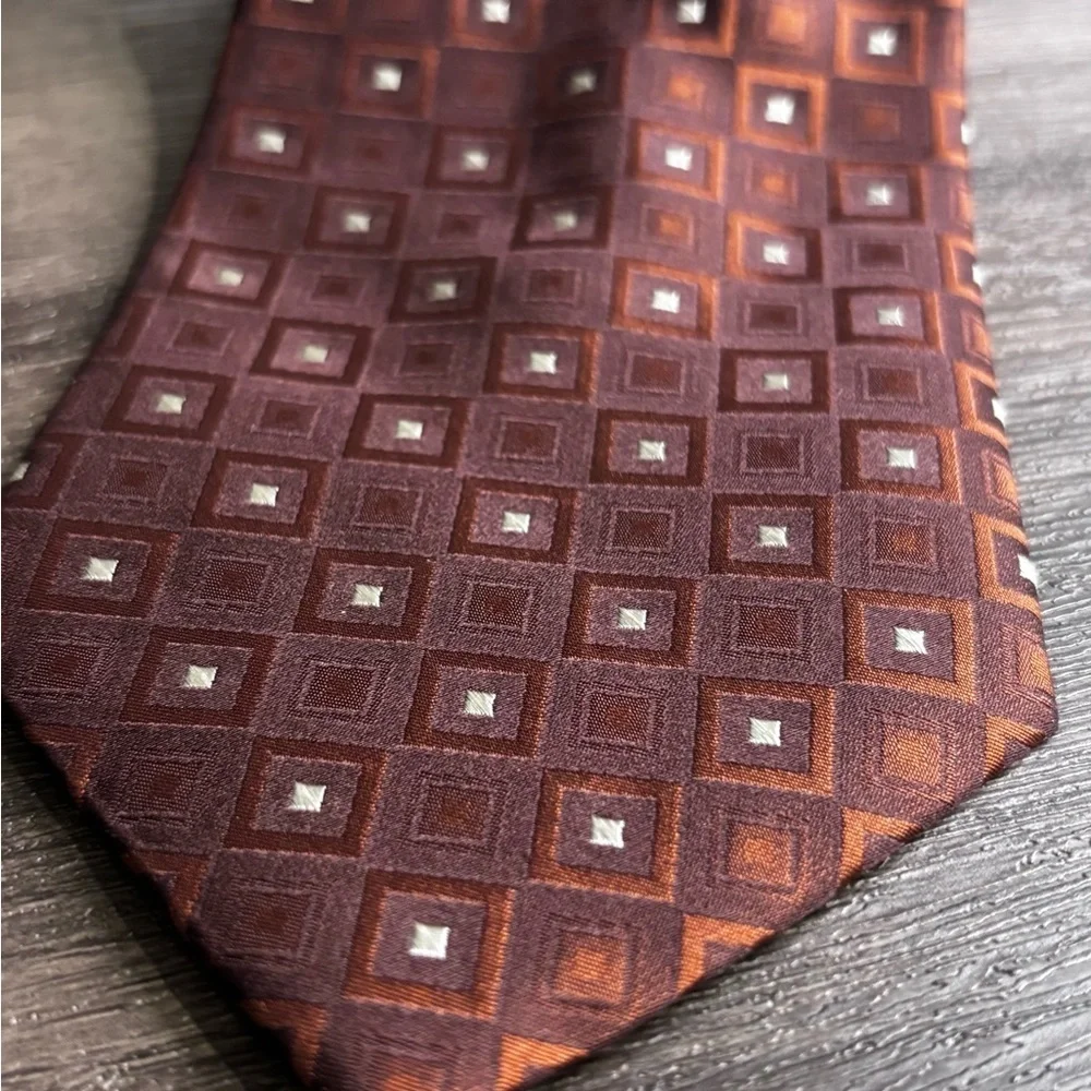 Elegant Brown Geometric Tie